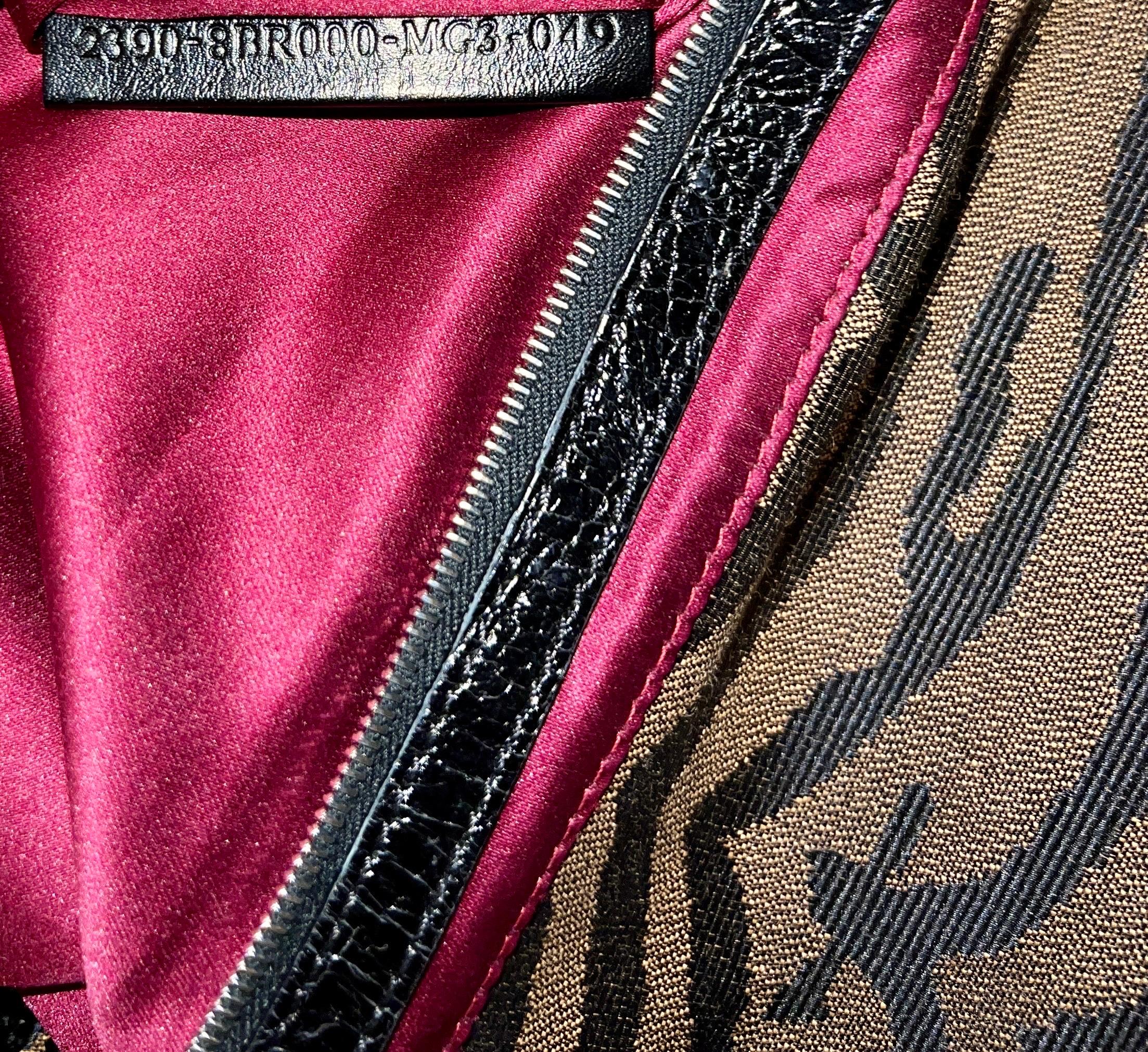 FENDI Embroidered Baguette Handbag Flap Bag Clutch - Full Set For Sale 12