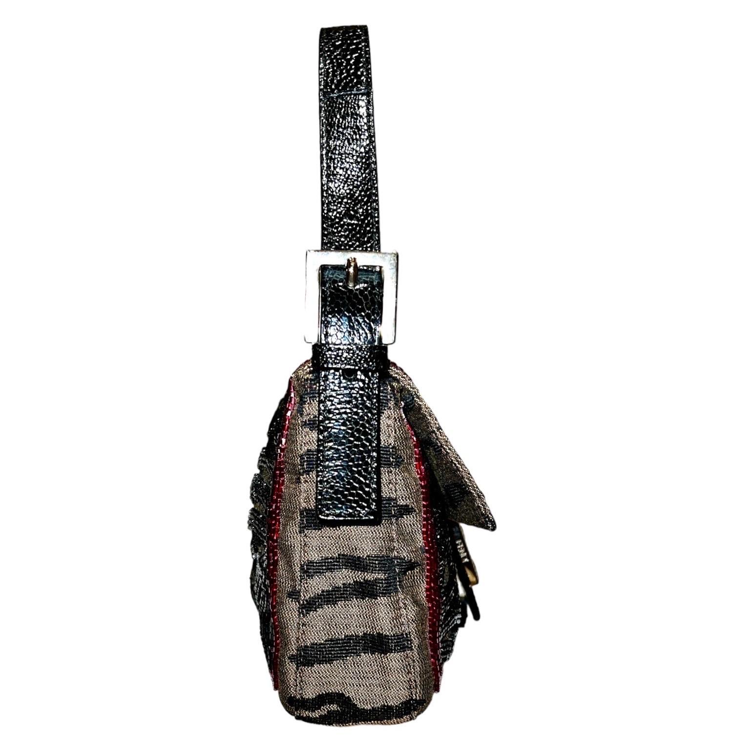 FENDI Embroidered Baguette Handbag Flap Bag Clutch - Full Set For Sale 4