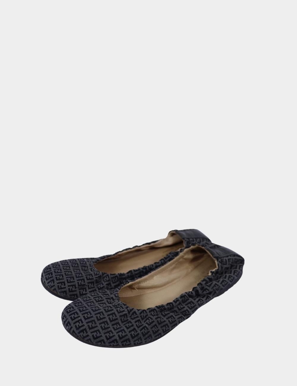 Bailarinas Fendi Zucca Logo


Adéntrate en la comodidad y el icónico estilo italiano con estas bailarinas Fendi. Con el estampado de monograma FF Zucca característico de la casa en negro y carbón, estas bailarinas están confeccionadas con una suela