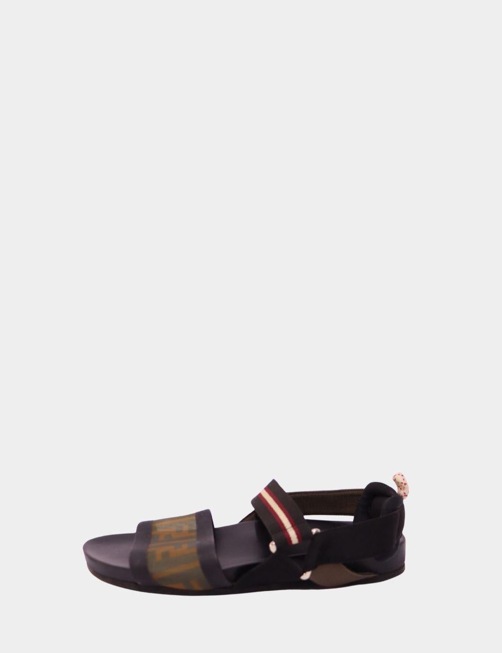 Sal a la calle con el inconfundible estilo italiano con estas sandalias de tiras Fendi con el icónico estampado Zucca. Estas sandalias, diseñadas con tiras anchas en la puntera y una deportiva banda con el logotipo en el tobillo, equilibran moda y