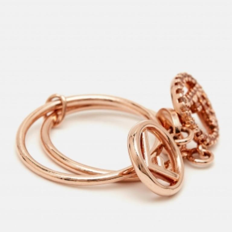 L'anello Fendi F is Fendi è un accessorio elegante e lussuoso. L'iconico logo Fendi è un doppio charm in una lucente tonalità oro rosa, che lo rende un pezzo forte per chi è attento alla moda.