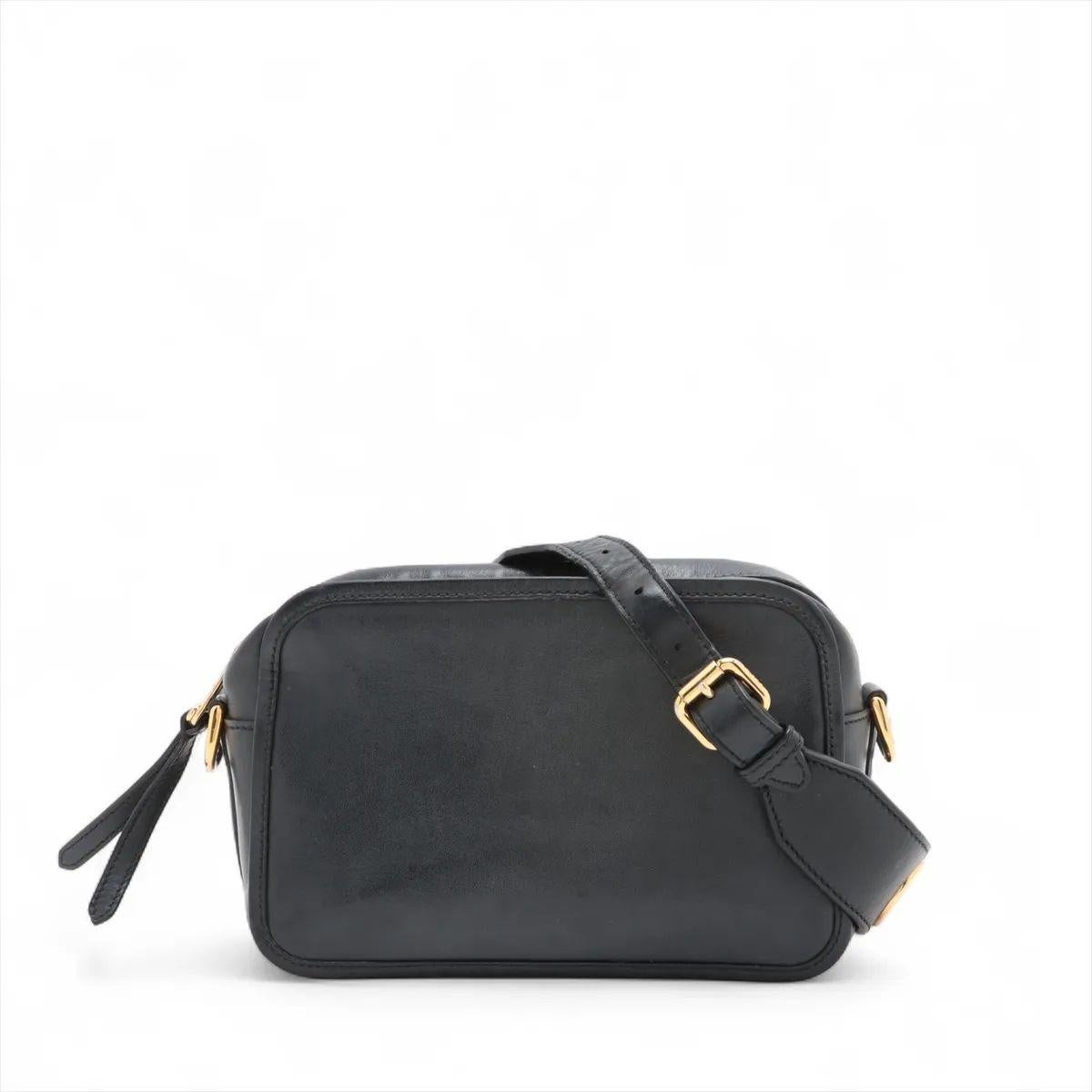 La borsa a tracolla Fendi F Logo in pelle con fotocamera in nero è un pezzo chic e versatile che unisce uno stile moderno a dettagli d'autore. Realizzata in pelle nera liscia, presenta una silhouette pulita e strutturata in stile fotocamera con