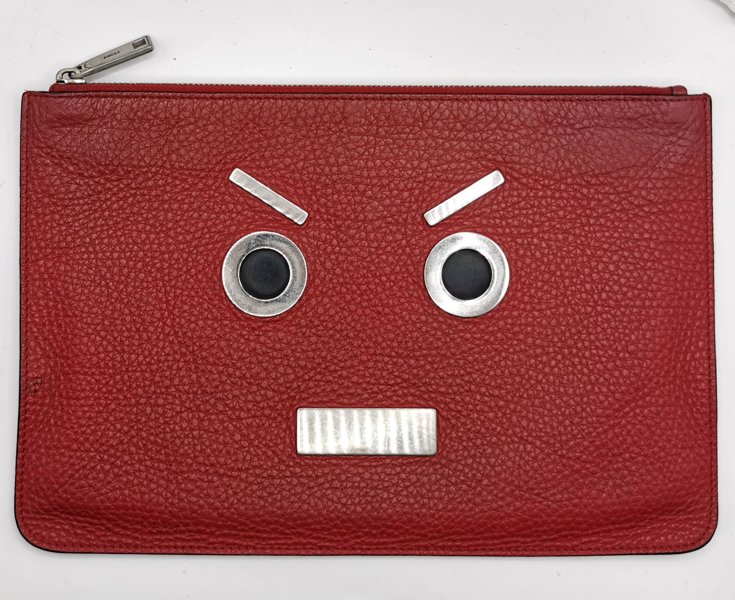 Un bolso de mano icónico Fendi Faces de piel de becerro roja.

Un diseño sencillo con piel de becerro granulada en rojo intenso, éste es el bolso de mano No Words, que presenta una esfera de estilo enfadado en metal de tono plateado y piel