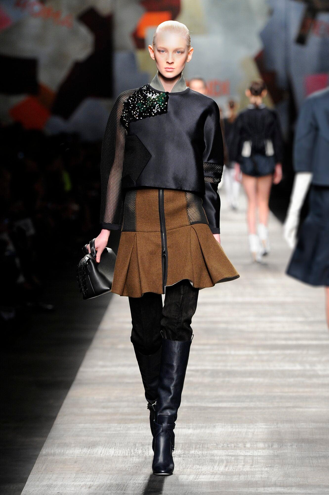 Top casual FENDI Otoño 2014
en un tejido de mezcla de poliamida azul marino y verde, con un diseño de patchwork con brillantes, una manga de malla (con detalles de malla en la otra manga) y cierre de cremallera en la espalda. Made in Italy. Muy buen