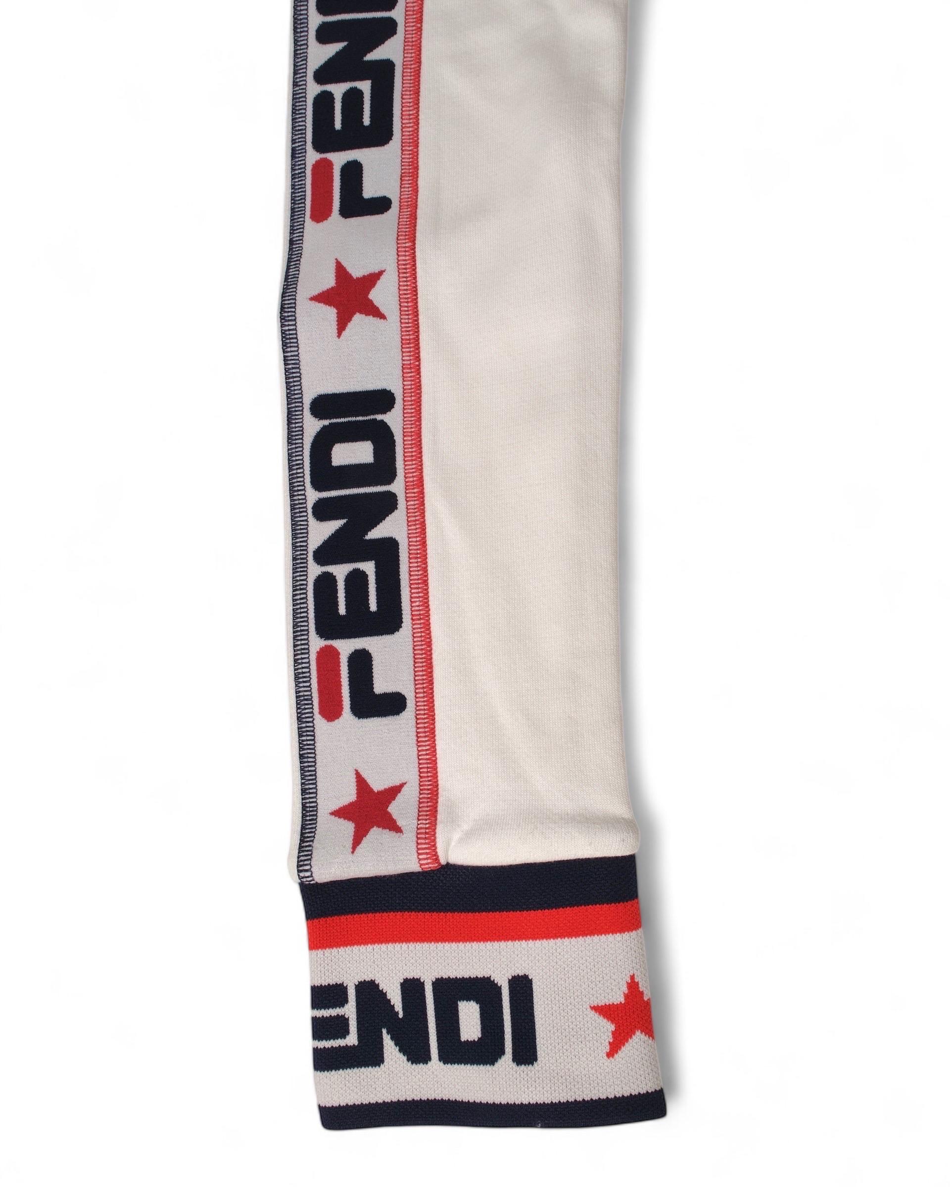 Felpa firmata Fendi, misura 38IT, realizzata in cotone bianco. Dotata di una chiusura a zip. Lungo i bordi delle maniche decorata con fascia logata.  Sul retro si trova scritta FENDI ROMA in rilievo.Si preneta in ottime