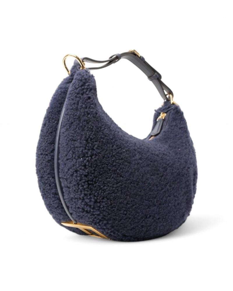 Sac de créateur Fendi, ligne Fendigraphy en petit format, en fourrure synthétique en bleu avec des ferrures dorées. Doté d'une fermeture à glissière semi-circulaire et doublé de toile à l'intérieur, le sac est assez spacieux. Équipé d'une poignée en