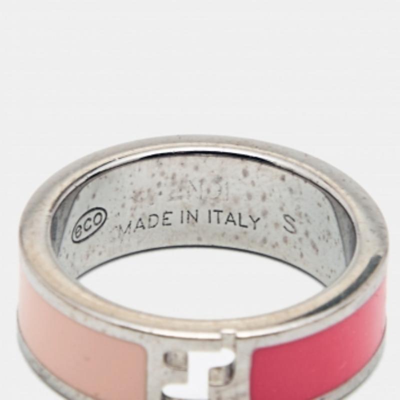 Este anillo The Fendista de Fendi, elegante y con clase, está hecho de metal plateado y recubierto de esmalte. Lleva el logotipo de Fendi recortado en el centro. Sencillo y distintivo, este anillo merece ser tuyo.
