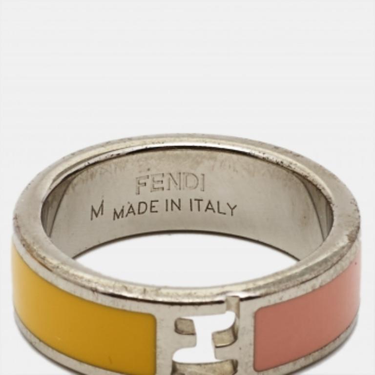 Cette élégante bague The Fendista de Fendi est réalisée en métal doré et recouverte d'émail bicolore. Il présente le logo Fendi découpé au centre. Simple et originale, cette bague mérite d'être la vôtre.