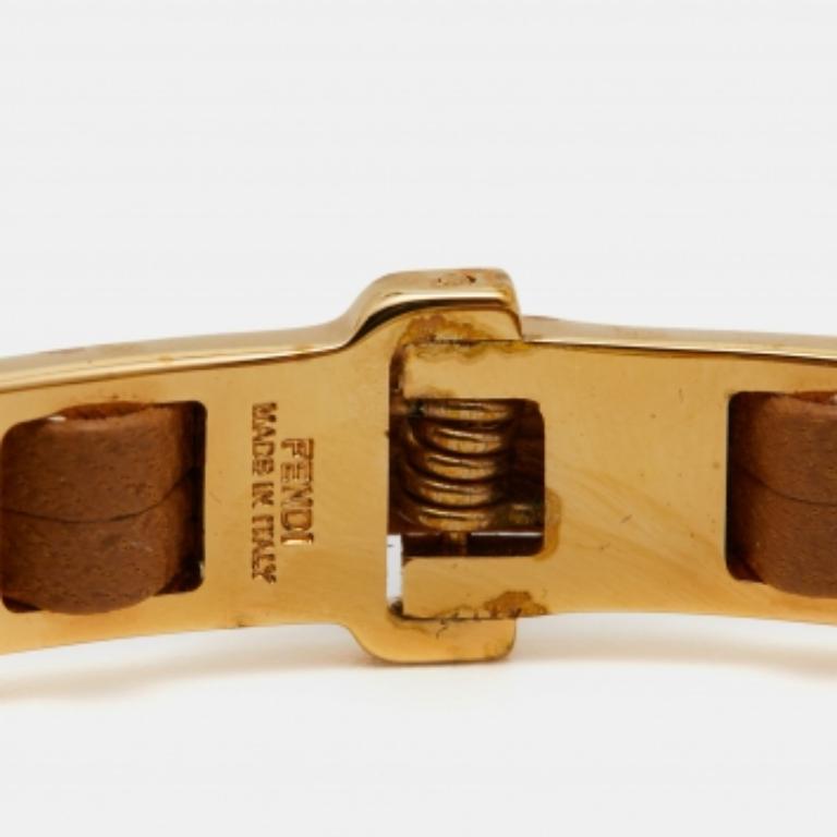 Fendi Fendista Goldfarbenes, braunes, geflochtenes Lederarmband Damen im Angebot