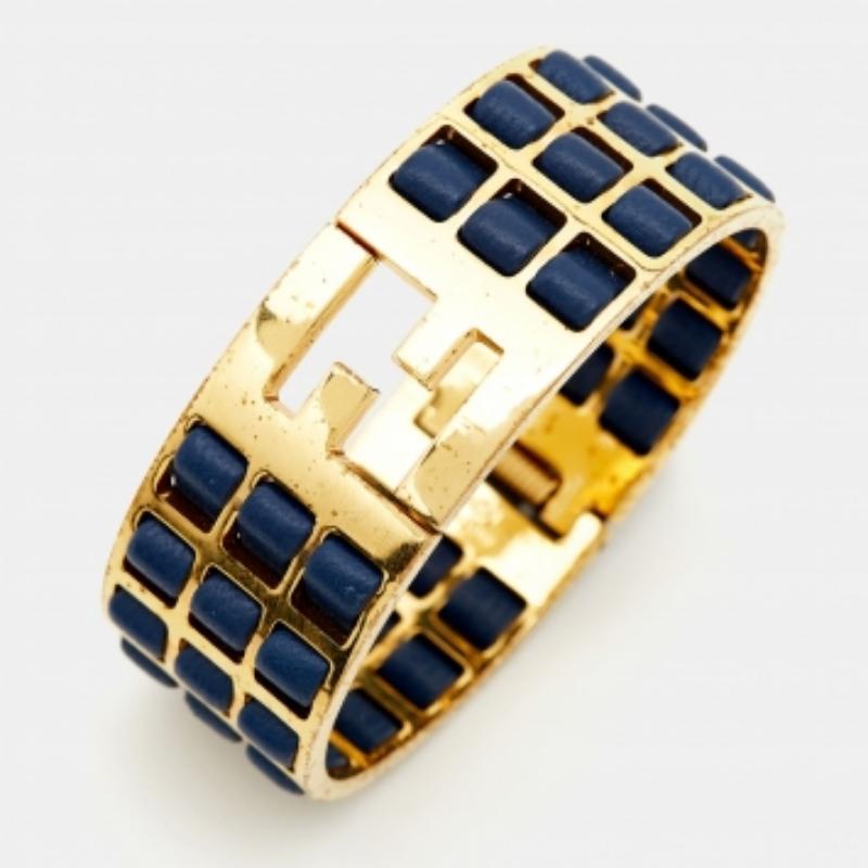 Esta pulsera Fendi Fendista está fabricada en metal dorado y provista de correas de piel. Es cómodo de llevar durante todo el día.
