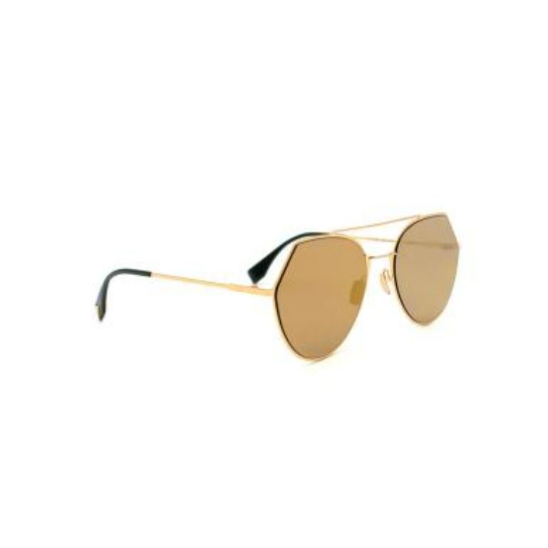 Fendi FF 0194/S Mirrored Lens Sunglasses

- Gold tone aviator frame sunglasses 
- Rounded and angled frames
- Yellow mirrored lenses 
- Green arm detail 

Materials:
Metal
Acetate 

Made in Italy 

9.5/10 excellent condition with no signs of