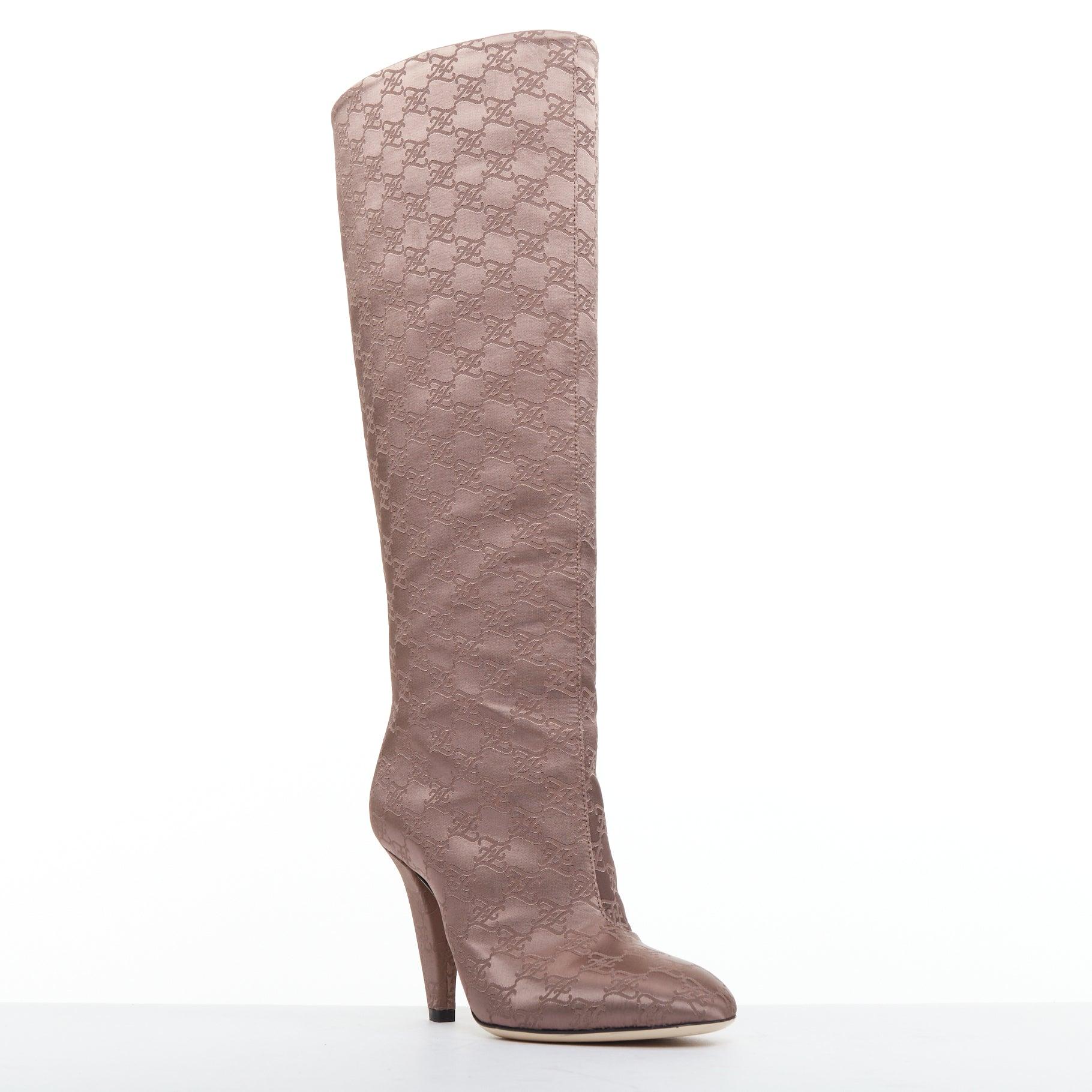 FENDI FF Karligraphy botas altas de raso marrón con monograma EU35
Referencia: ZETO/A00006
Marca: Fendi
Model No: Karligrafía FF
Material: Raso
Color: Marrón
Patrón: Monograma
Cierre: Slip On
Forro: Piel nude
Fabricado en: Italia

CONDICIÓN:
Estado: