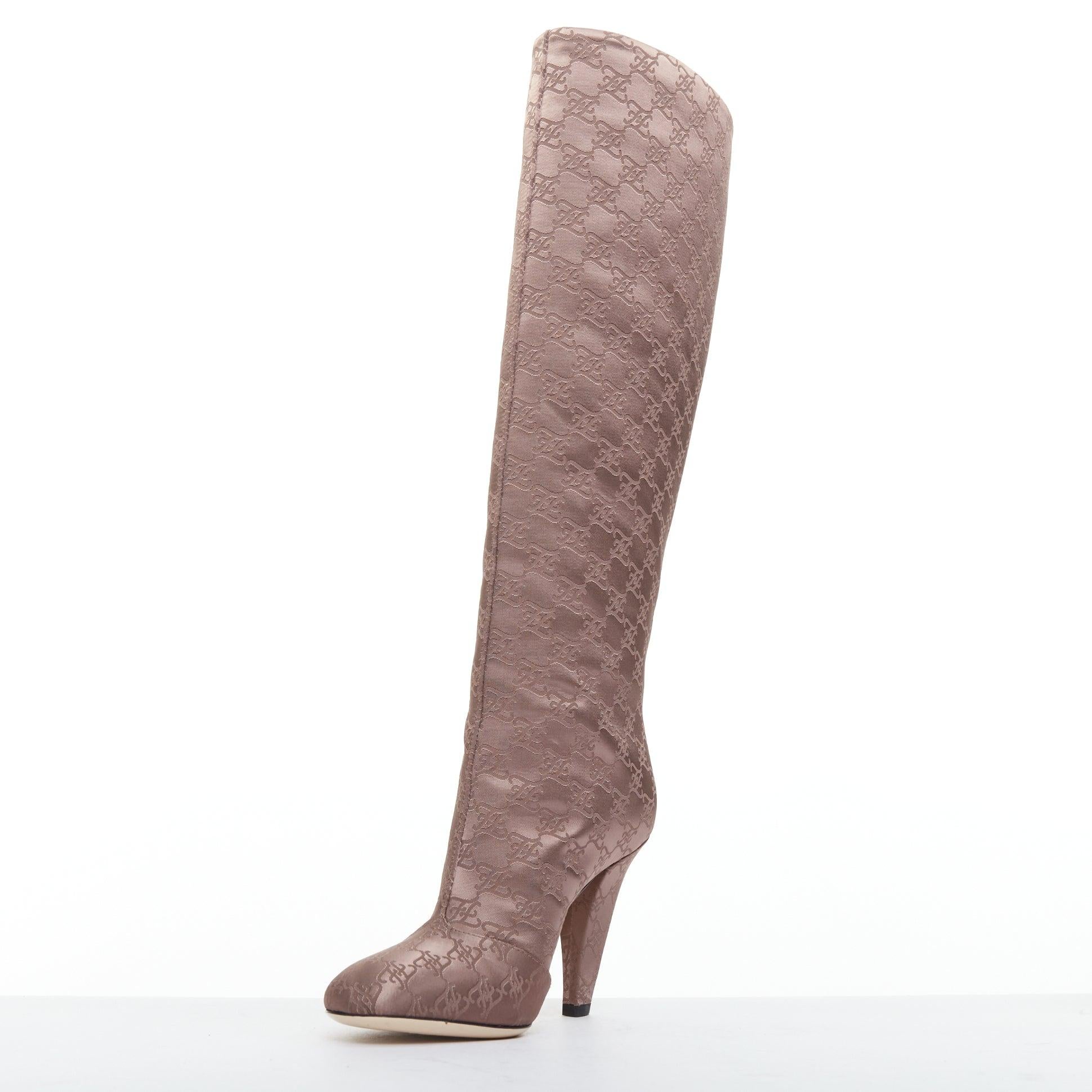 FENDI FF Karligraphy botas altas de raso marrón con monograma EU35 en Bueno estado para la venta en Hong Kong, NT