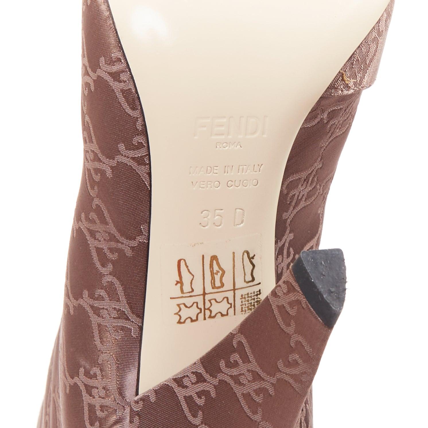 FENDI FF Karligraphy botas altas de raso marrón con monograma EU35 en venta 4