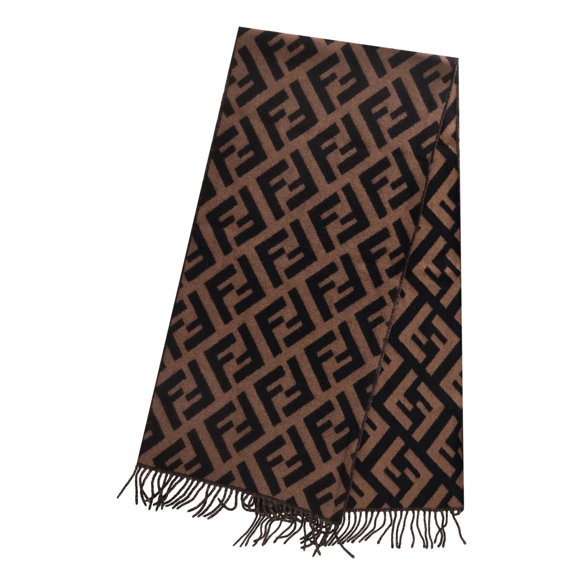 Fendi ‘FF’ Logo Cashmere Fringed Scarf

Brown long scarf with iconic with black ‘FF’ print, featuring fringe edges.

Size - 170 cm x 45 cm

Condition - Very Good

Composition - 100 % Cashmere

Comes with - Scarf Only