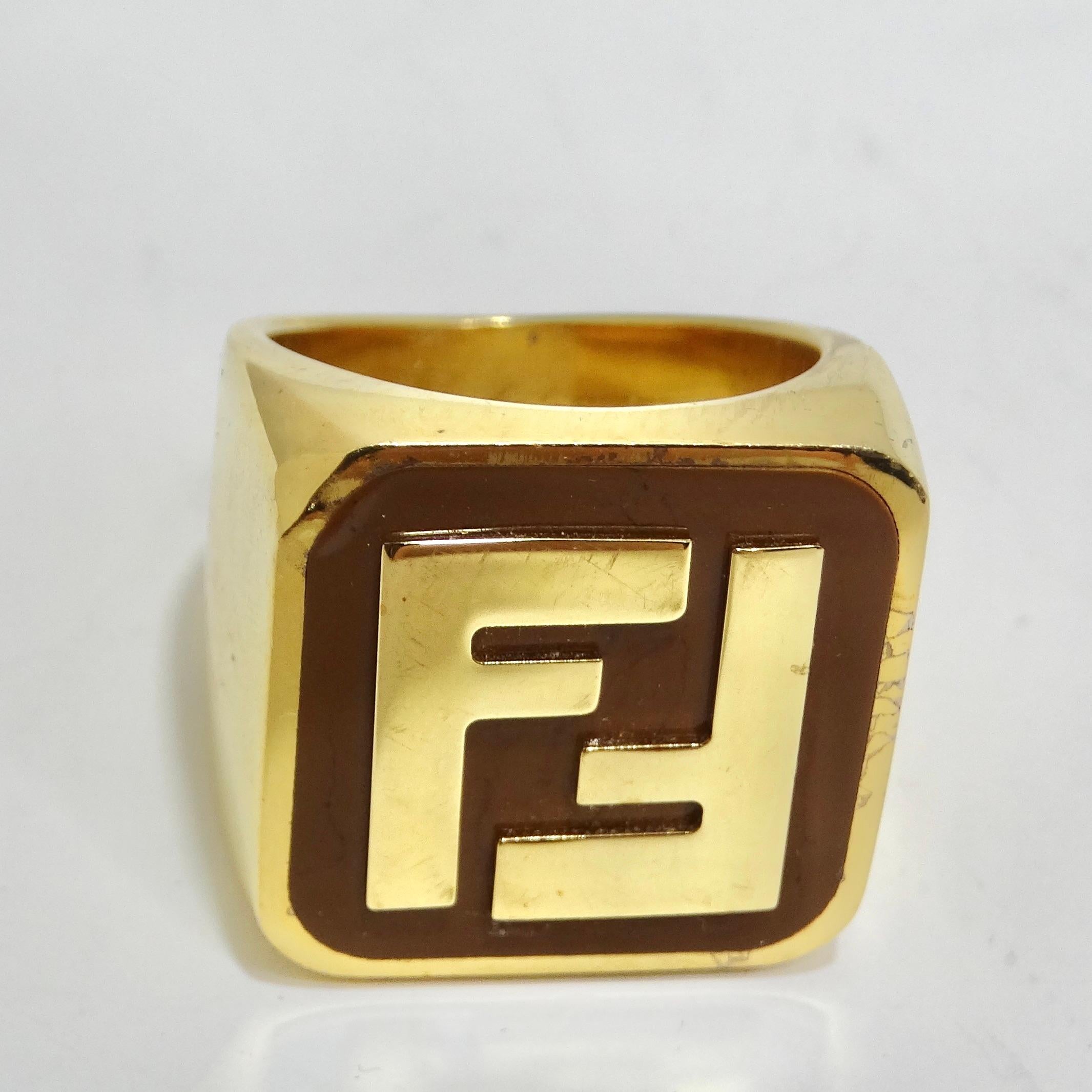 Rehaussez votre style avec la bague en or du logo Fendi FF - un accessoire unisexe intemporel et polyvalent ! Cette bague vintage Fendi arbore en son centre l'incontournable logo FF. Il s'agit d'une pièce d'apparat qui reflète l'héritage de la