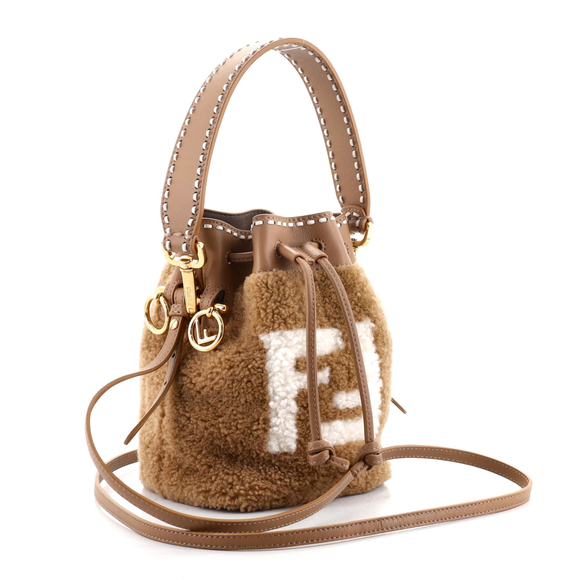 Fendi FF Logo Mon Tresor Bucket Bag aus bedrucktem Shearling mit Leder Mini (Braun)