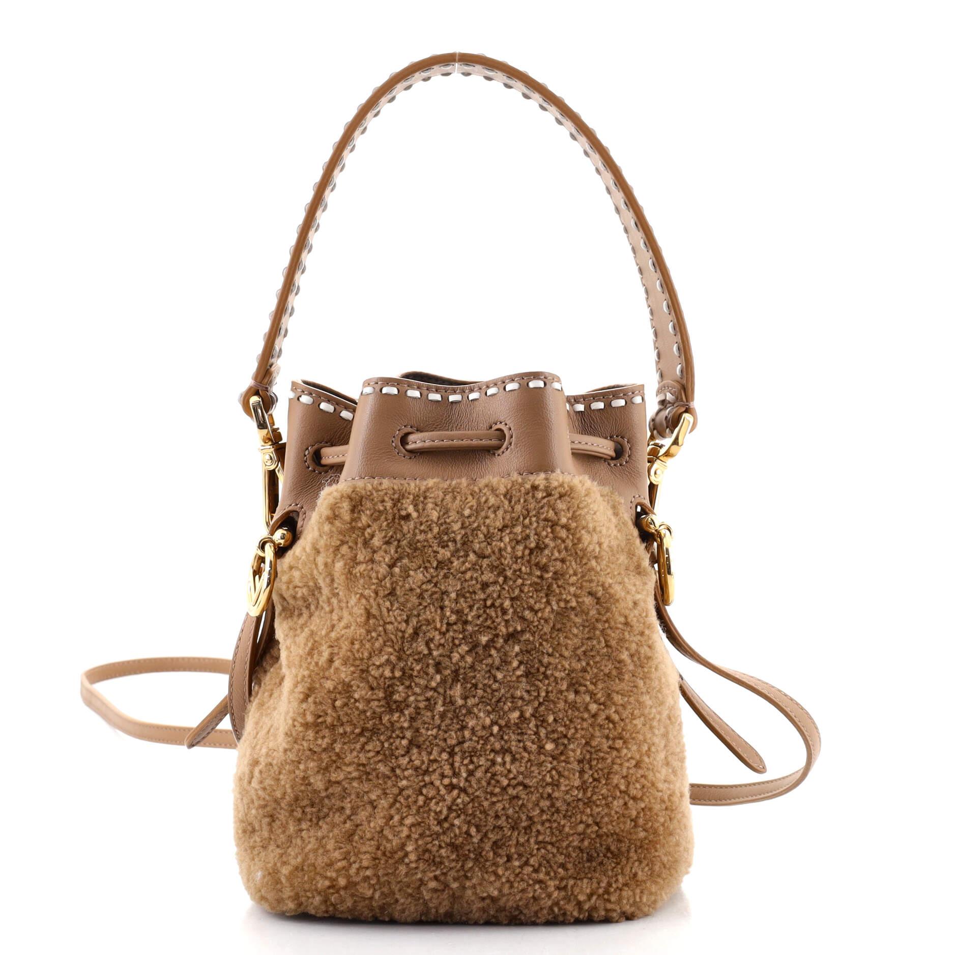 Fendi FF Logo Mon Tresor Bucket Bag aus bedrucktem Shearling mit Leder Mini im Zustand „Gut“ in NY, NY