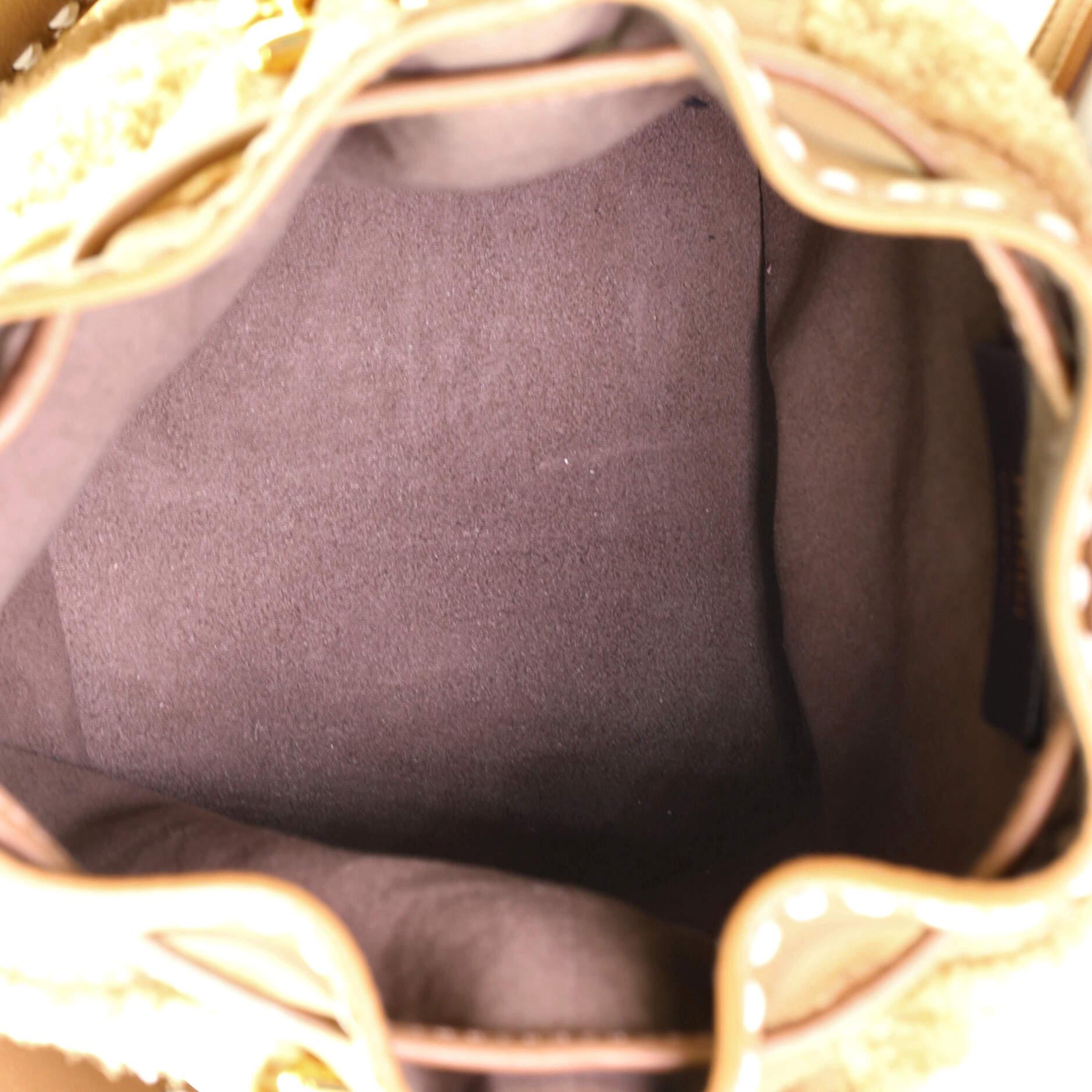 Fendi FF Logo Mon Tresor Bucket Bag aus bedrucktem Shearling mit Leder Mini 1