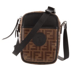 Fendi FF Logo Stempel Zip Crossbody Tasche Zucca beschichtetem Canvas Mini