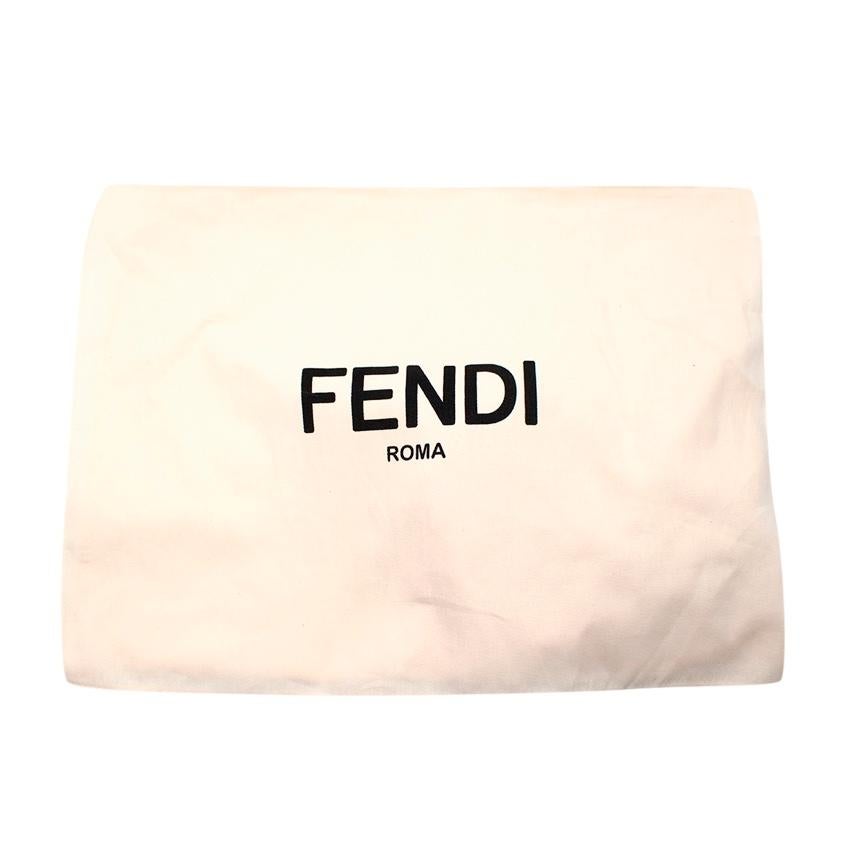 Cappello a secchiello Fendi FF Monogram Purple Shearling
 

 - Cappello a secchiello di ispirazione anni '90 in vibrante shearling viola con monogramma FF all-over. 
 - Foderato in cotone 
 

 I materiali 
 100% Pelliccia di agnello 
 Fodera 
 100%