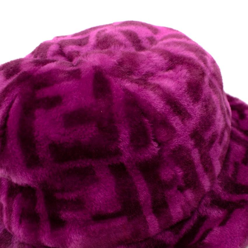 Viola Cappello a secchiello Fendi FF Monogram Purple Shearling in vendita