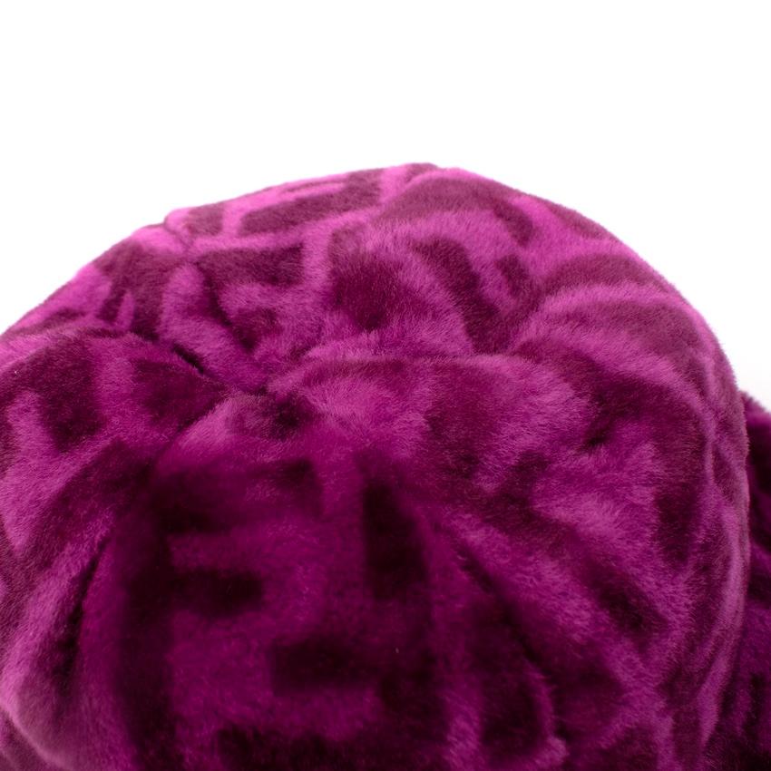 Cappello a secchiello Fendi FF Monogram Purple Shearling In condizioni ottime in vendita a London, GB