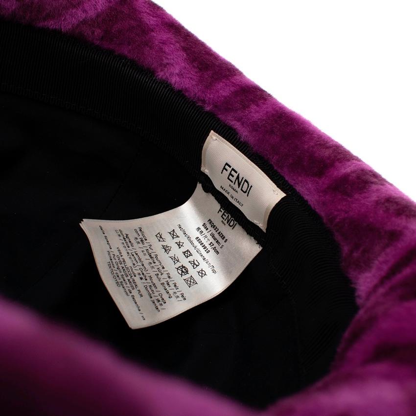 Cappello a secchiello Fendi FF Monogram Purple Shearling in vendita 1