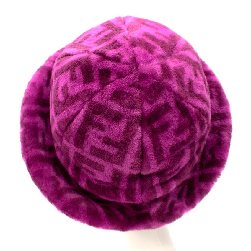 Cappello a secchiello Fendi FF Monogram Purple Shearling in vendita 4