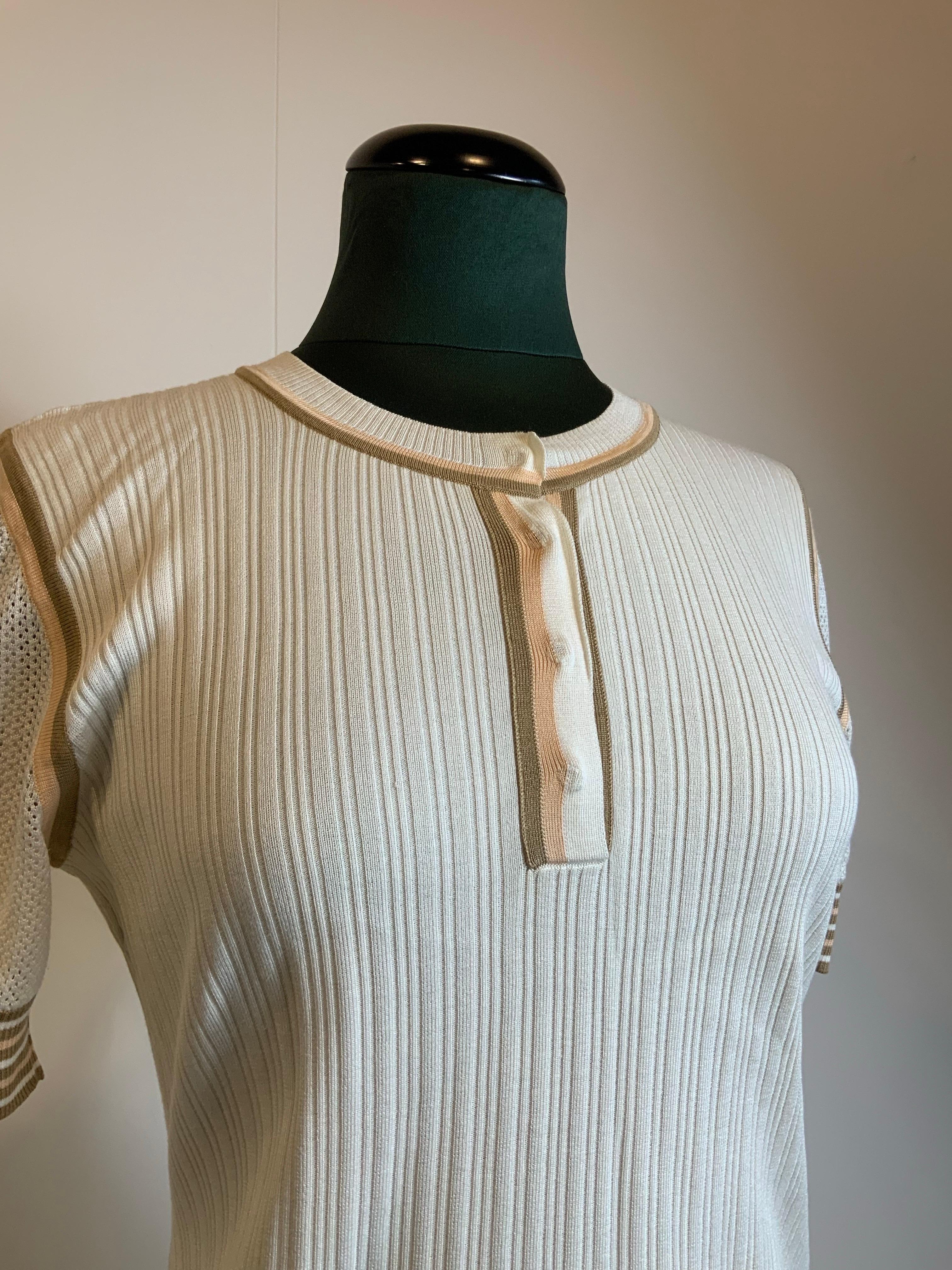 Fendi t-shirt. Cream color with brown details.
Composition and size label missing.
We think it's a silk blend.
Fits an international size M.
Shoulders 44 cm
Bust 50 cm
Length 56 cm
Excellent general condition, shows minimal signs of normal use.