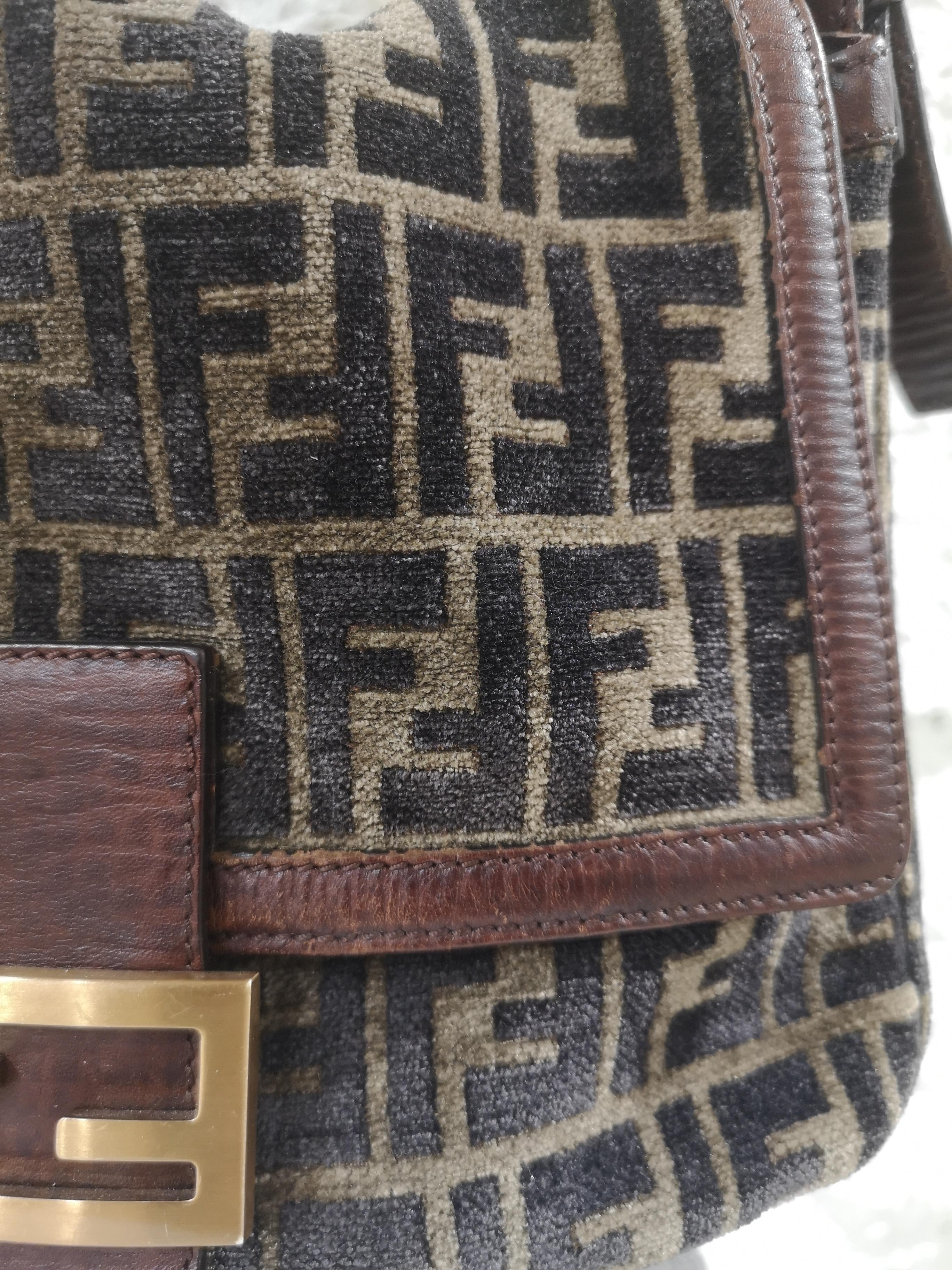 Fendi FF Suede and leather shoulder bag
MEasurements: 19 x 31 cm
11 cm depth
