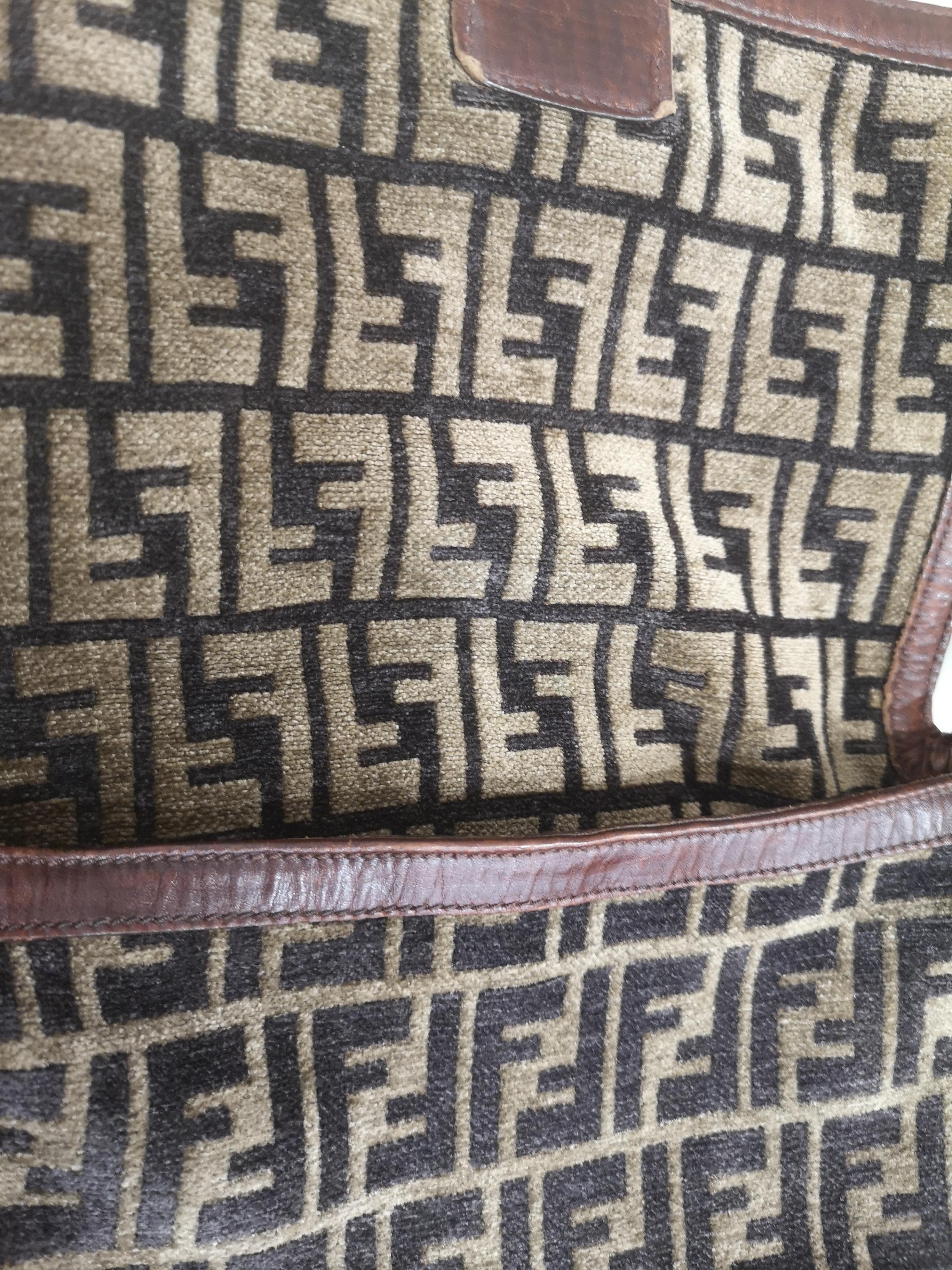 Fendi FF Suede and leather shoulder bag In Excellent Condition In Capri, IT