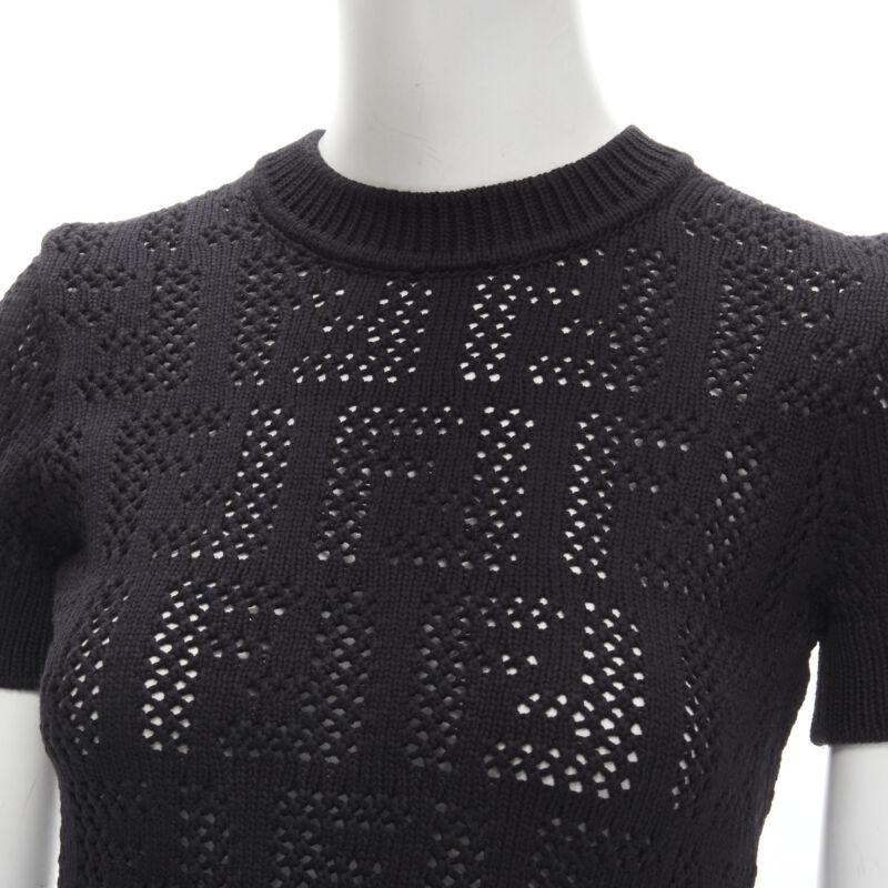 Fendi FF Zucca maglia nera in cotone all'uncinetto IT36 XS
Riferimento: TGAS/C01387
Marchio: Fendi
Designer: A. Kim Jones
Model: FZX641-AF4T-F0GME
Collezione: FF Zucca
Materiale: Cotone, poliammide
Colore: nero
Modello: Tinta unita
Dettagli extra: