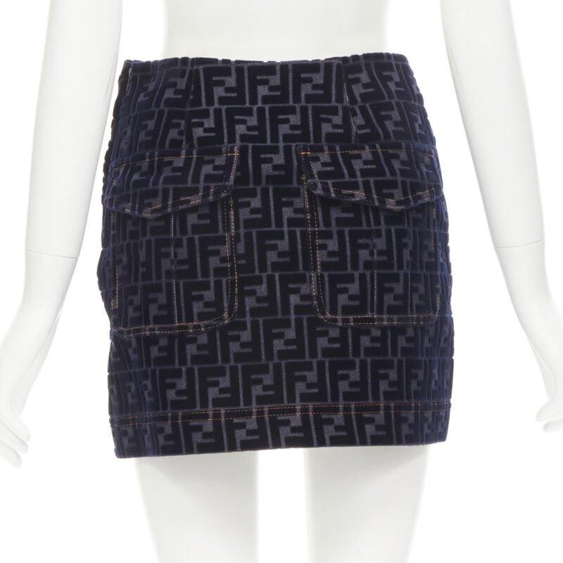FENDI FF Jupe en denim miniature en velours floqué monogramme Zucca S Pour femmes en vente