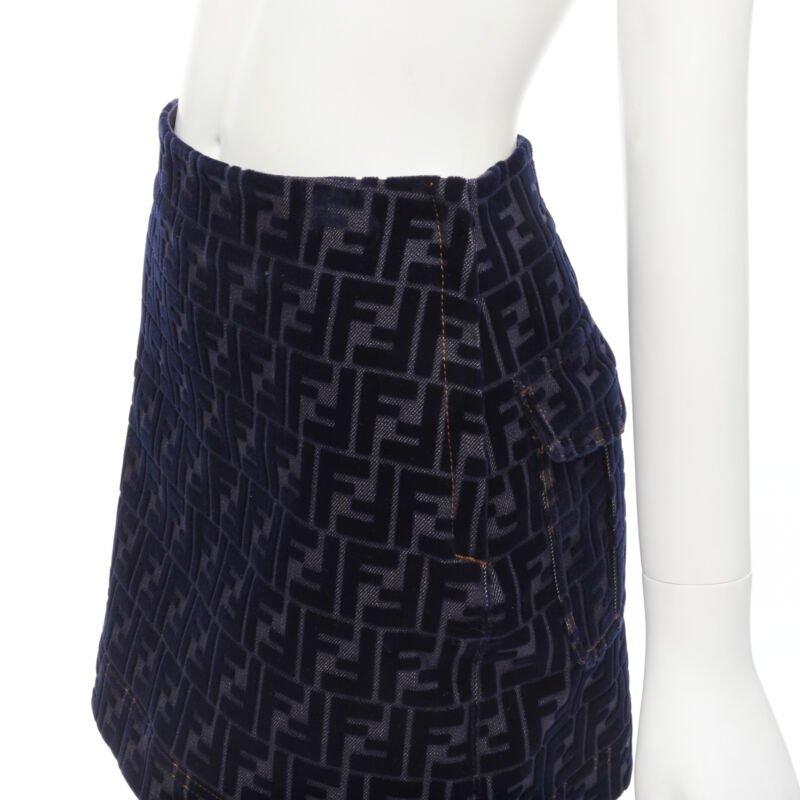 FENDI FF Jupe en denim miniature en velours floqué monogramme Zucca S en vente 2