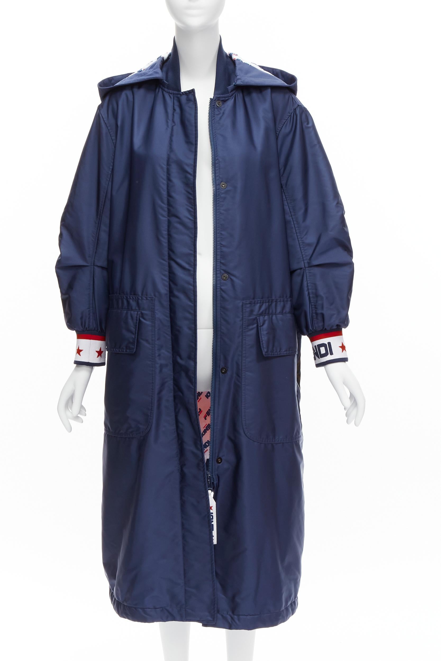 FENDI FILA 2018 Runway oversized logo navy nylon hooded padded coat S
Reference: TGAS/D00142
Brand: Fendi
Collection: Fila 2018 - Runway
Material: Polyamide
Color: Navy, Multicolour
Pattern: Solid
Closure: Zip
Lining: Multicolour Fabric
Extra