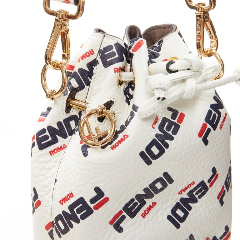 FENDI FILA Fendimania Monogrammierte Mini-Mon Tres-Umhängetasche aus weißem  Leder im Angebot bei 1stDibs