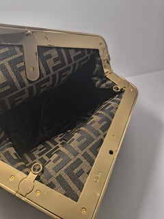 Fendi First Medium Shoulder Clutch Bag in Dunkelbraun