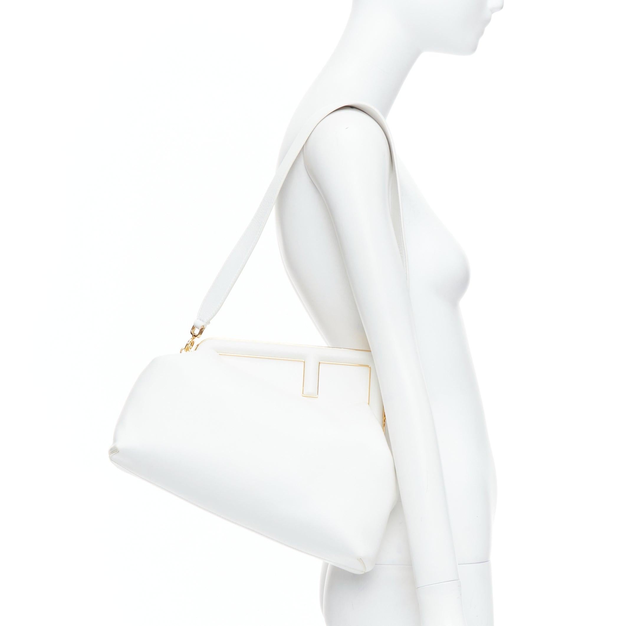 FENDI First Medium white leather gold frame underarm clutch bag
Reference: LNKO/A02471
Brand: Fendi
Model: Fendi First
Collection: 2022 - Runway
Material: Leather
Color: White, Gold
Pattern: Solid
Closure: Clasp
Lining: Multicolour Fabric
Extra