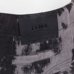 Fendi Fünffach-Taschenrock aus schwarz-grauem Baumwoll-Denim mit Fendi-Monogramm im Tie-Dye-Look, ausgestellter Schnitt, IT42