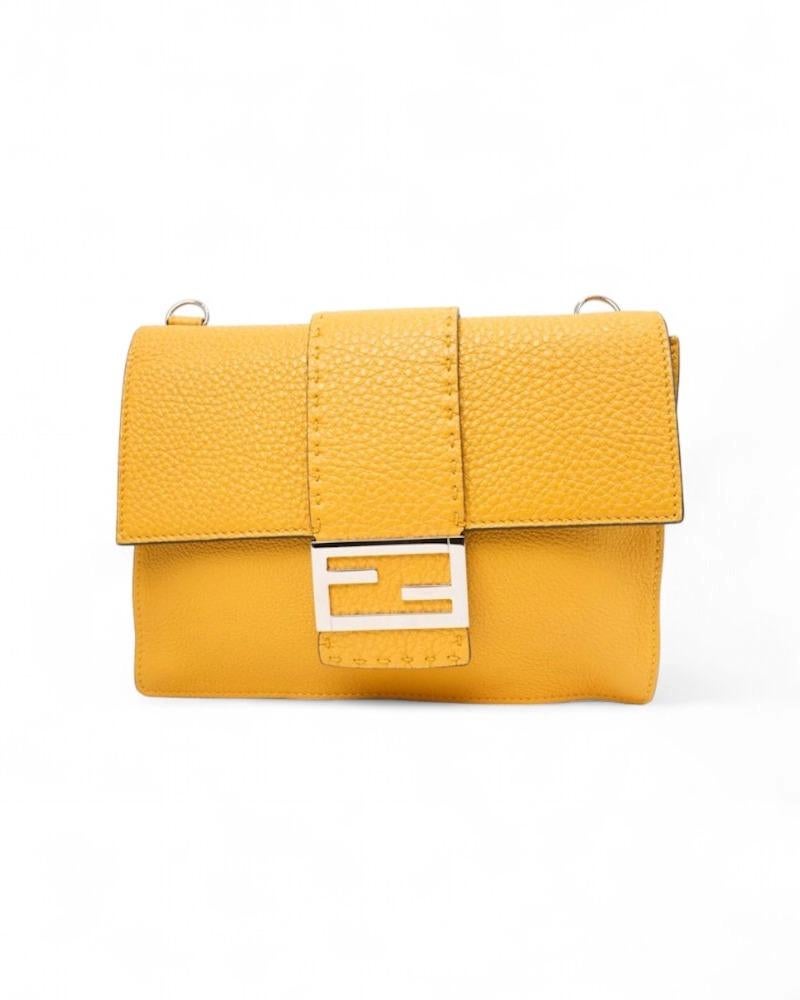 Fendi Flap Baguette Small Gialla en venta 6