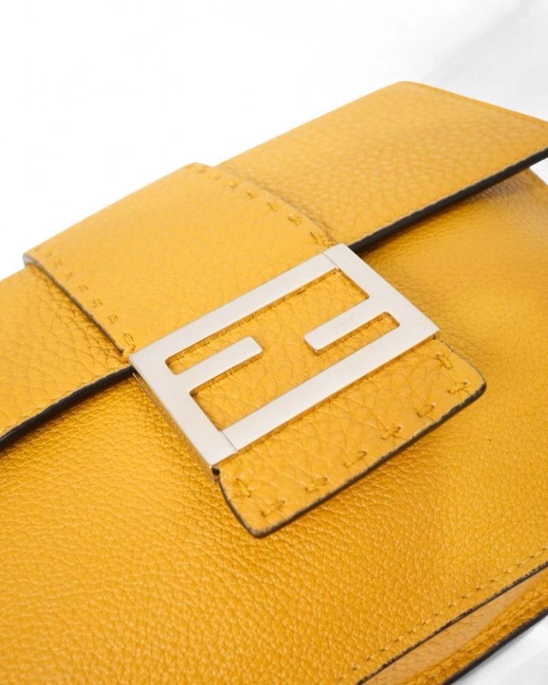 Fendi Flap Baguette Small Gialla en venta 9