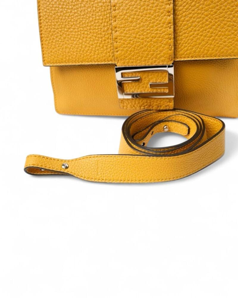Fendi Flap Baguette Small Gialla en venta 10