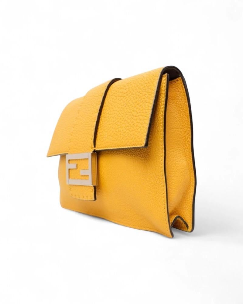 Fendi Flap Baguette Small Gialla en Excelente estado para la venta en Torre Del Greco, IT