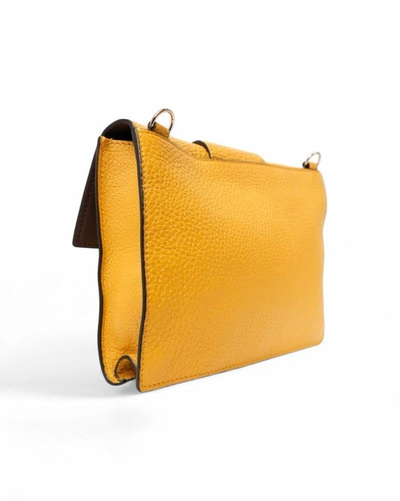 Fendi Flap Baguette Small Gialla en venta 1