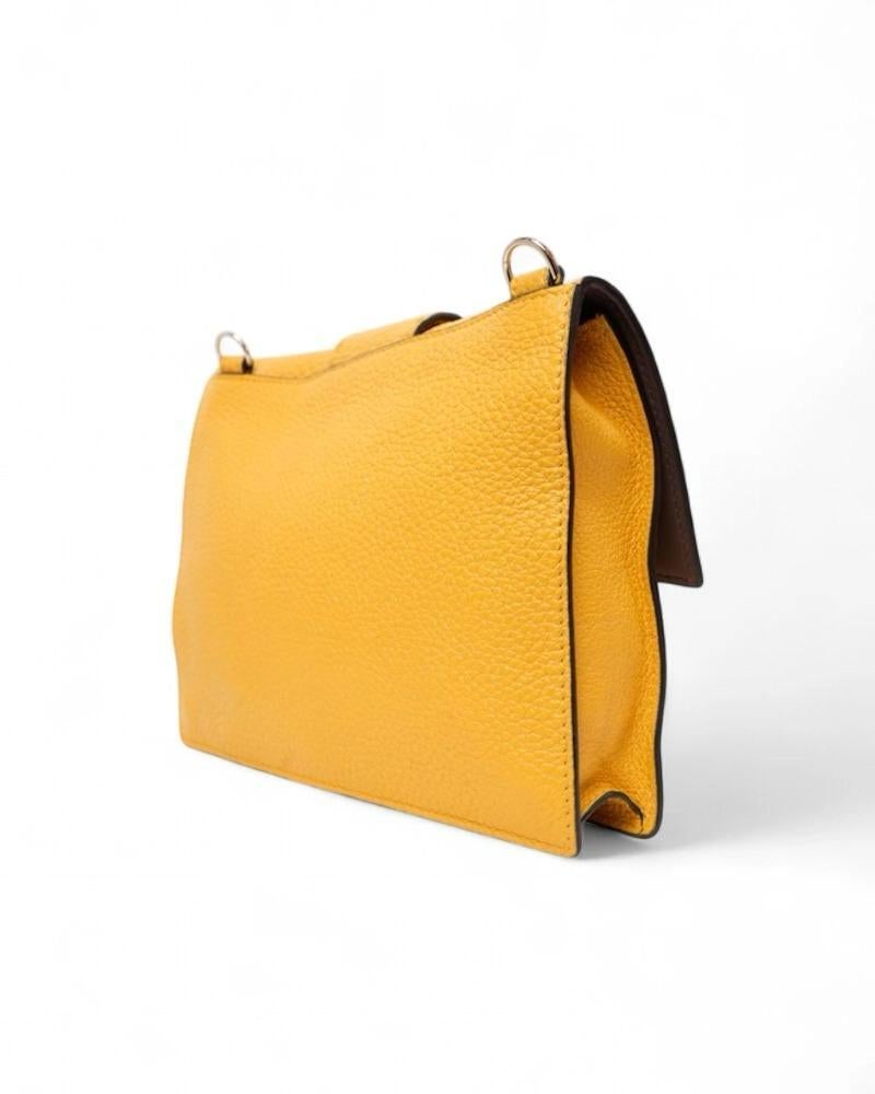 Fendi Flap Baguette Small Gialla en venta 2