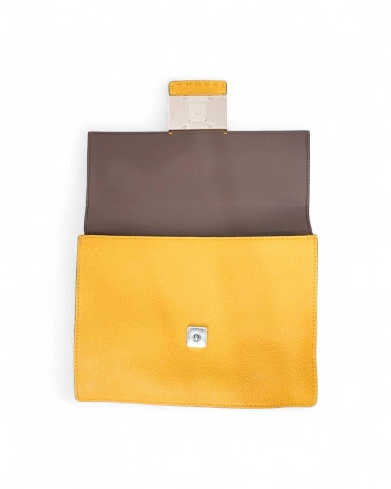 Fendi Flap Baguette Small Gialla en venta 5