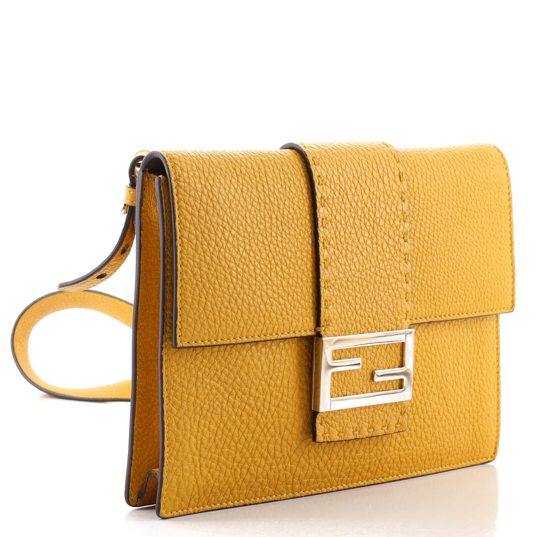 Fendi Flache Baguette Umhängetasche aus Leder Medium (Orange)