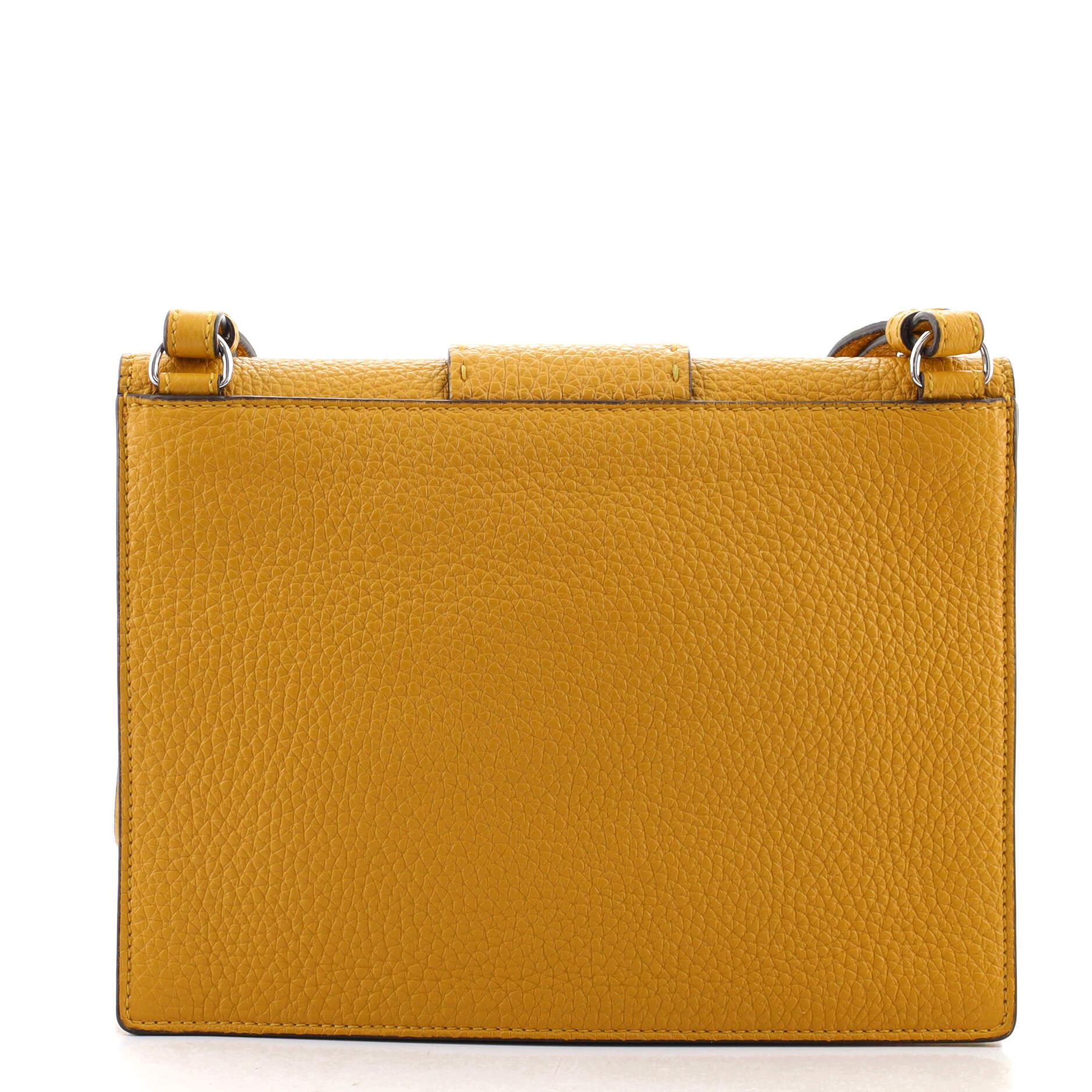 Fendi Flache Baguette Umhängetasche aus Leder Medium im Zustand „Gut“ in NY, NY