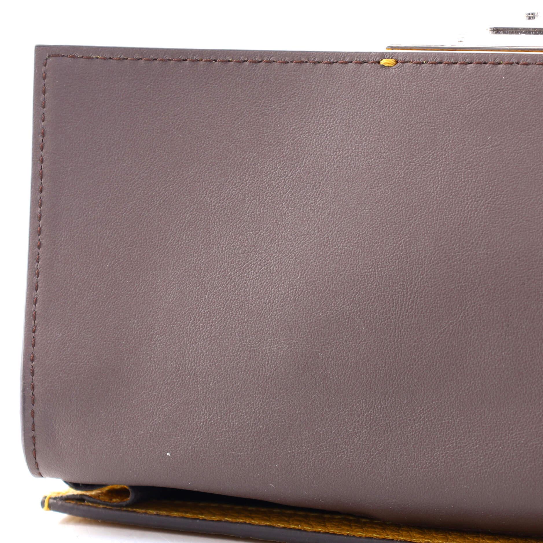 Fendi Flache Baguette Umhängetasche aus Leder Medium 2